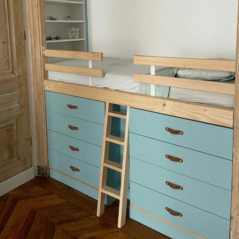 Lit mezzanine avec rangement intégré pour aménagement chambre d'enfant.